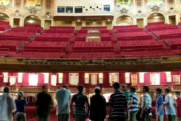 x – The Chicago Theatre Tour Experience